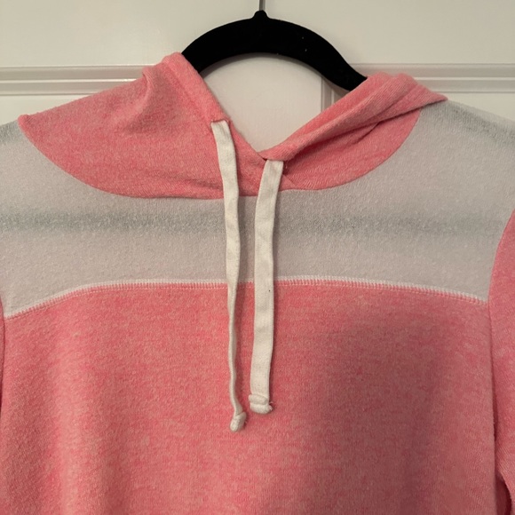 Hollister woman’s junior cropped sweatshirt size small - Picture 3 of 5